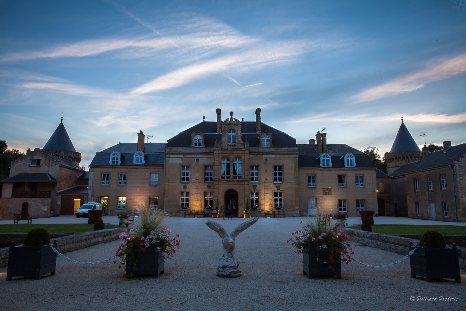Le Château du Faucon au crépuscule