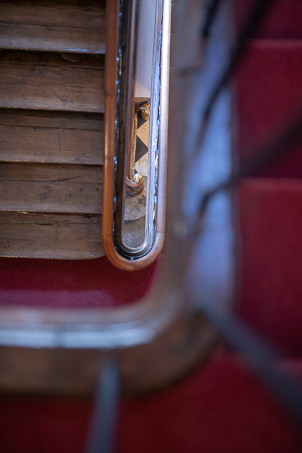 Détail de l'escalier et de la moquette rouge dans les salons du château