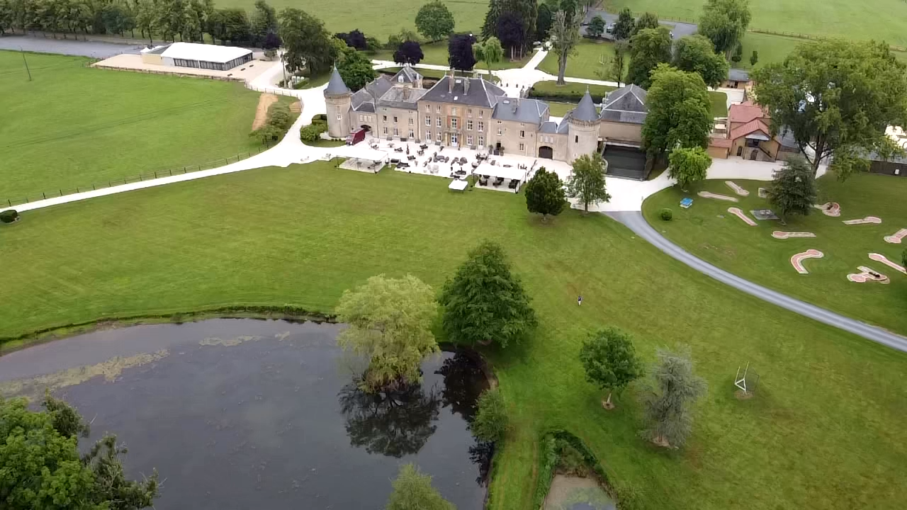 Vue aérienne du Domaine Château du Faucon et de son parc