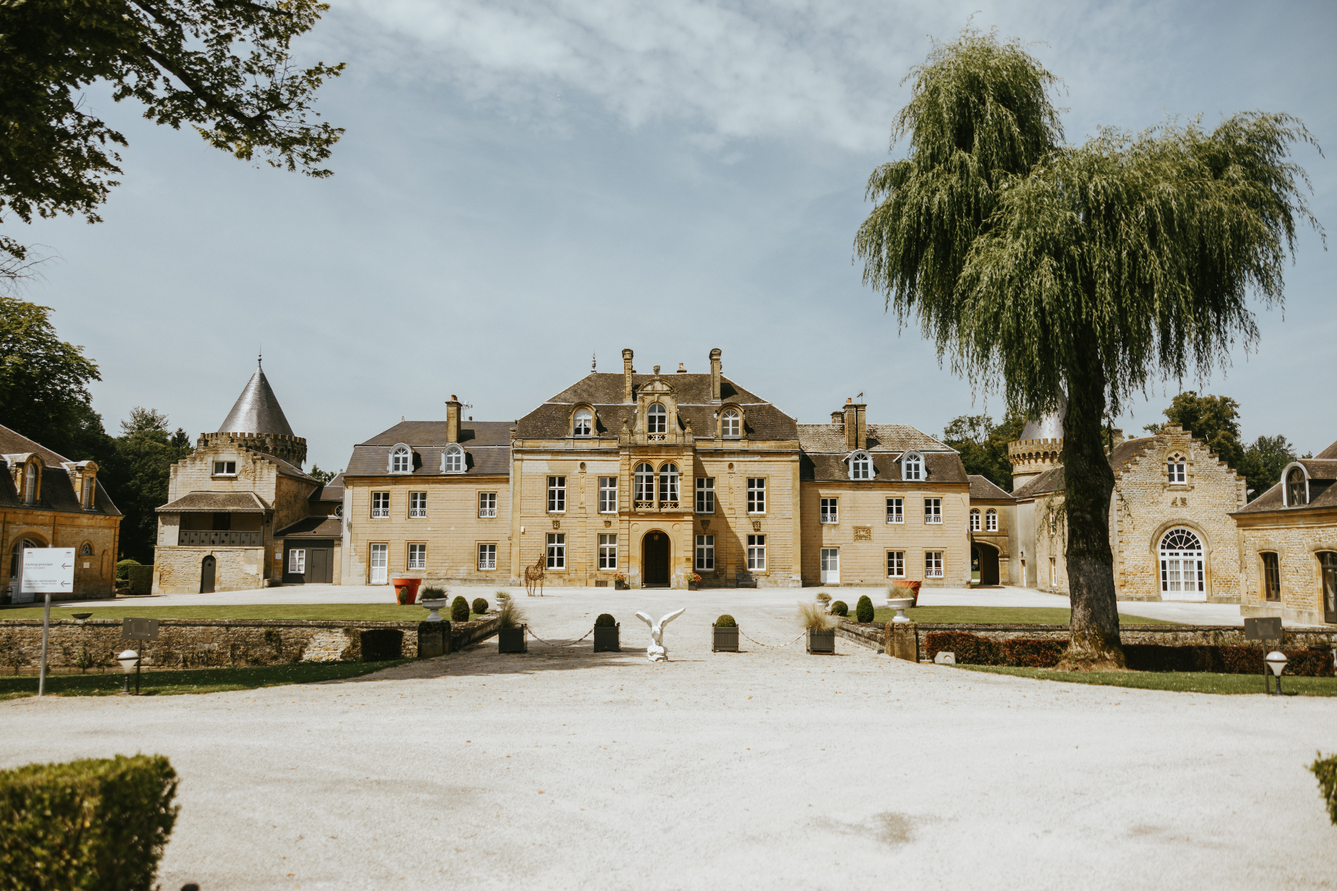 Façade du Château du Faucon avec allée d'honneur et saule pleureur