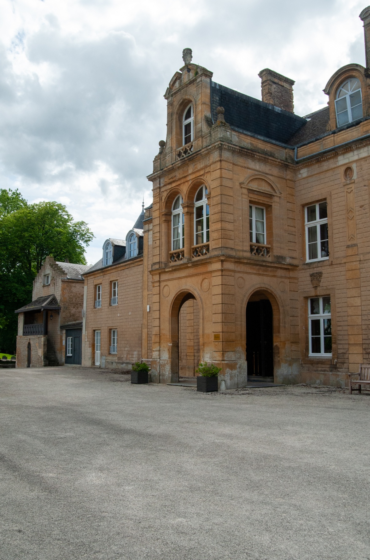 Perron et porche d'entrée du château en pierre dorée