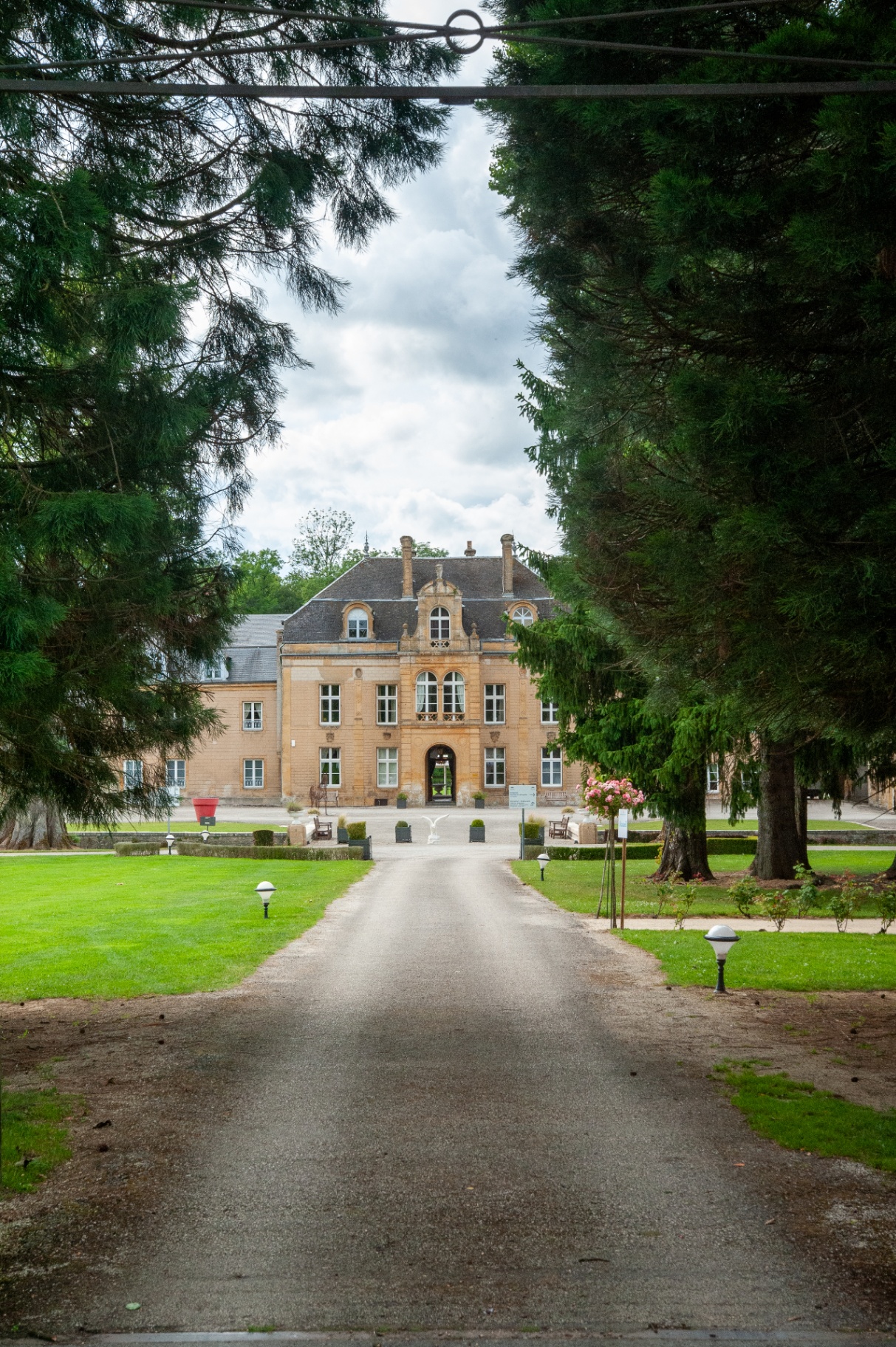 Vue de la façade principale depuis l'allée de cèdres