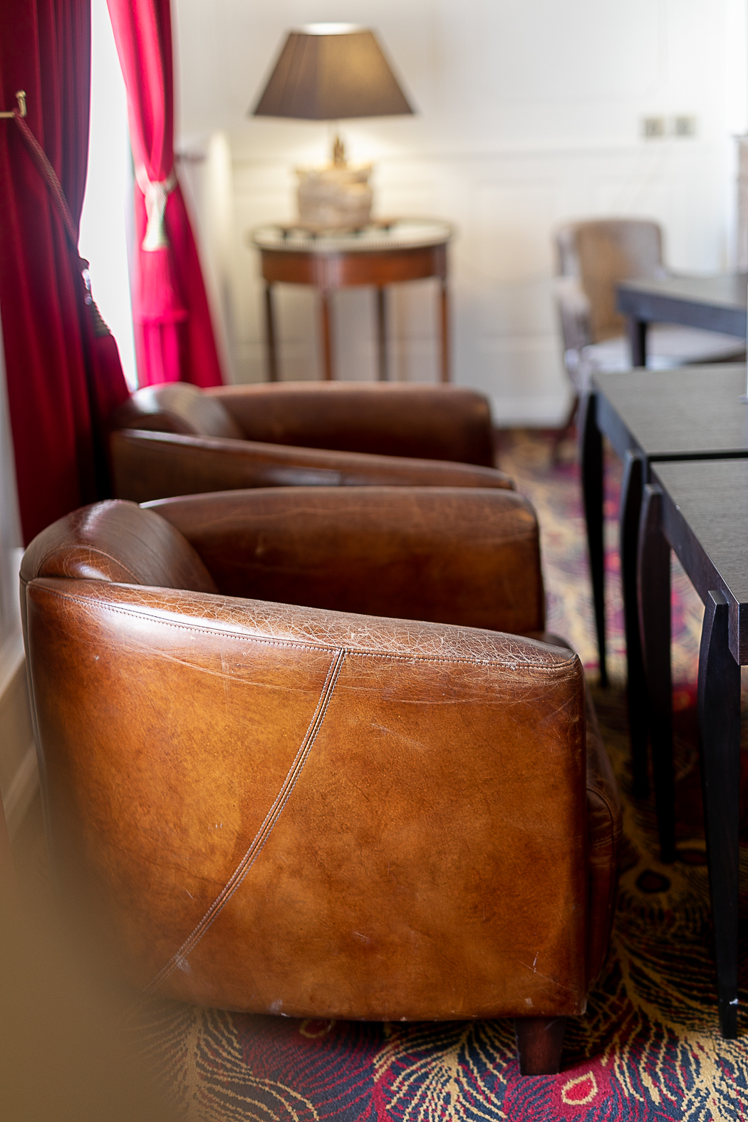 Fauteuils club dans un salon du Château du Faucon