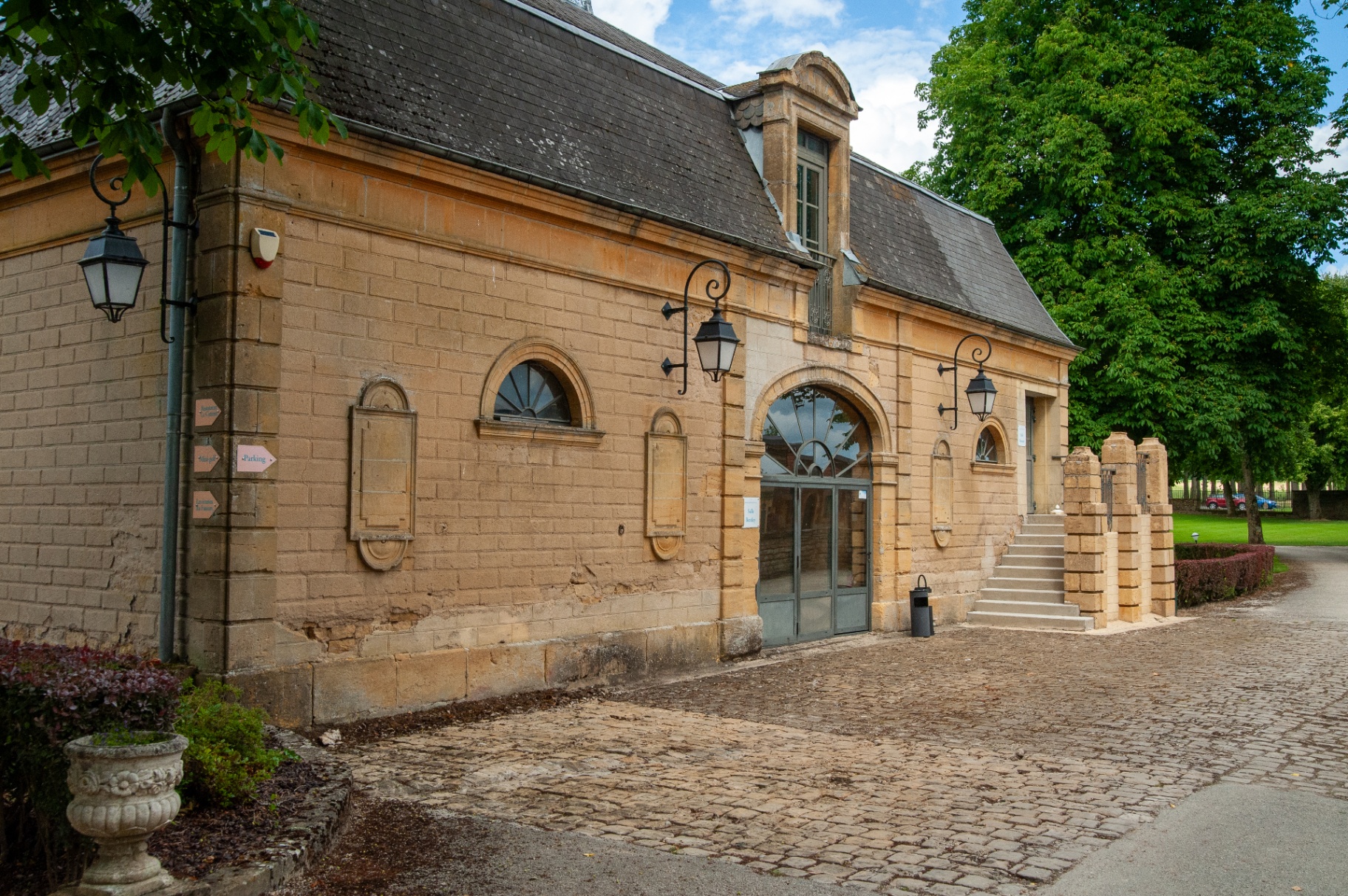 Ancienne dépendance en pierre avec lanternes en fer forgé