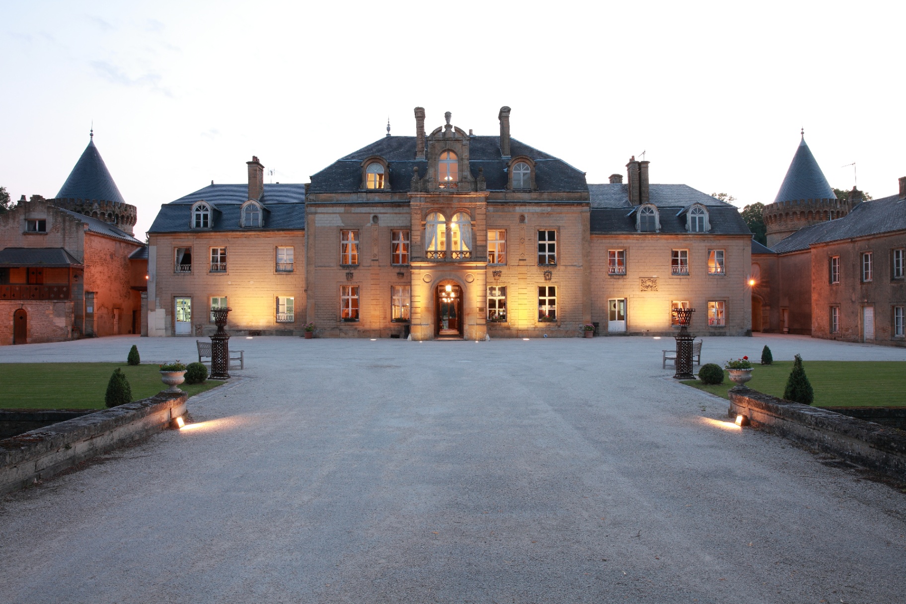 Façade principale du Château du Faucon illuminée à la tombée du jour